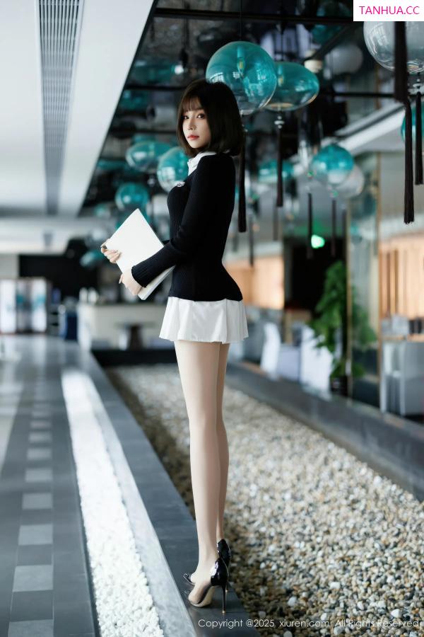   [XiuRen]高清写真图 2025.12.23 No.11138 莉芝荔枝 圣诞主题第4张图片